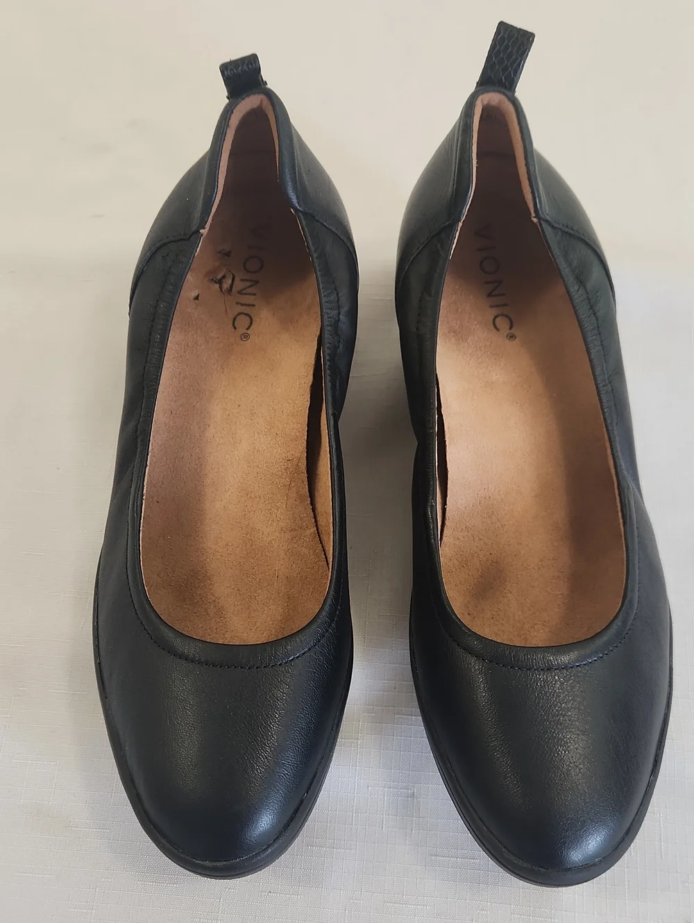 Vionic Jacey Black Leather Wedges. Slip-Ons. Size 8.5